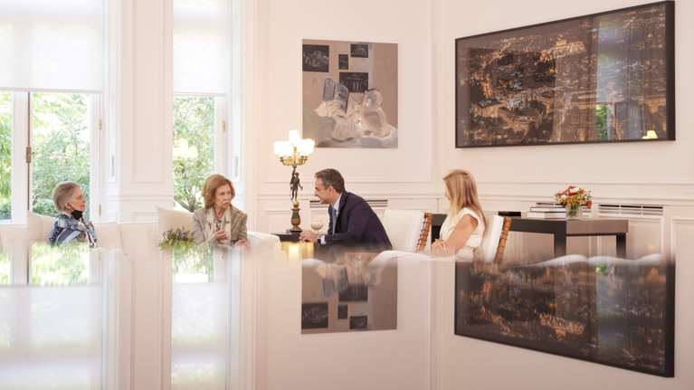 Η Μαρέβα Μητσοτάκη ξεναγεί το Αrchitectural Digest στο Μέγαρο Μαξίμου - Τα έργα τέχνης και η ανακαίνιση