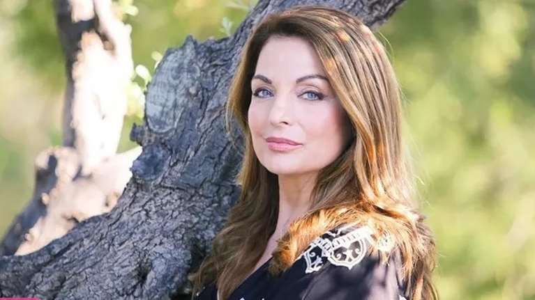 34 χρόνια πριν: Η μελαχρινή Άντζελα Γκερέκου ποζάρει στον φωτογραφικό φακό πιο όμορφη και σαγηνευτική από ποτέ