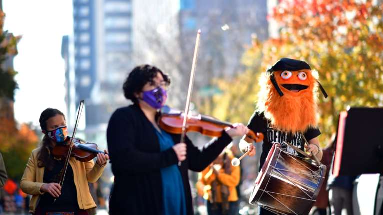 Εκλογές ΗΠΑ 2020: Οι ψηφοφόροι του Μπάιντεν χορεύουν - Οι υποστηρικτές του Τραμπ πήραν τα όπλα [εικόνες]