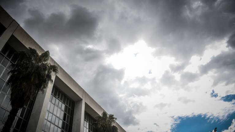 Καιρός: Άστατο σκηνικό με συννεφιά, καταιγίδες και πτώση θερμοκρασίας