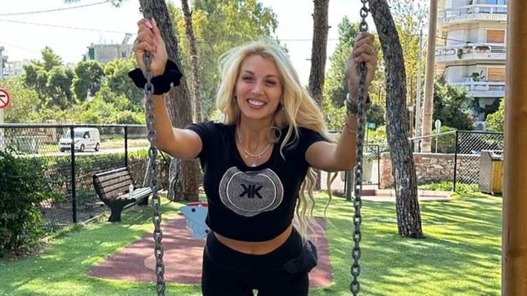 Η Κωνσταντίνα Σπυροπούλου είναι μία ευτυχισμένη μαμά: Με τον γιο της, Βλάση στις κούνιες