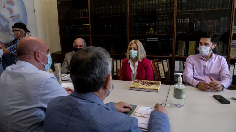 Ολοι με μάσκες στη σύσκεψη της Φώφης Γεννηματά με τους εκπροσώπους του επισιτισμού - Εικόνες