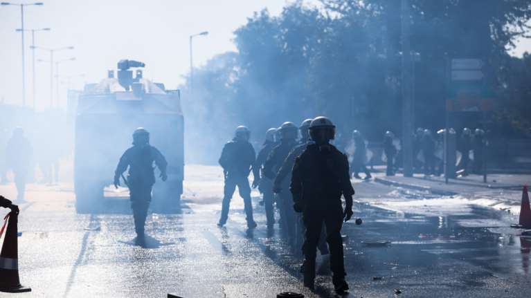 Επεισόδια στο Μαρούσι: Έρευνα της ΕΛΑΣ μετά τους τραυματισμούς του πυροσβέστη και του φωτορεπόρτερ