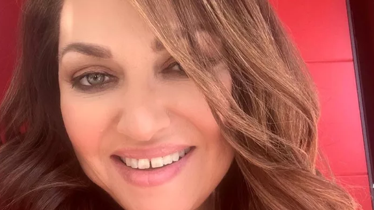 Η Καίτη Γαρμπή έγινε πασχαλινή λαμπάδα εμπνευσμένη από τη συμμετοχή της στη Eurovision