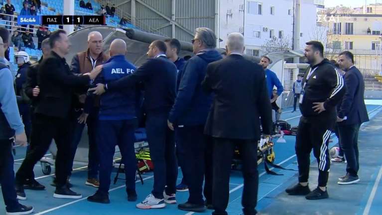 Ενας τραυματίας από ρίψη μπουκαλιού στο ΠΑΣ Γιάννινα – ΑΕΛ - Βίντεο απο τη στιγμή της έντασης