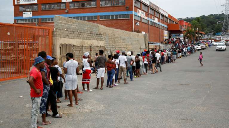 Κορονοϊός - Η άλλη πλευρά της κρίσης: Μισό δισ. άνθρωποι οδηγούνται στη φτώχεια