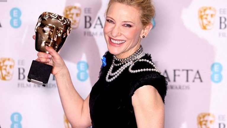 Η Κέιτ Μπλάνσετ σε σπάνια εμφάνιση με τον 16χρονο γιο της Ιγνάτιο στην επίδειξη του Armani στο Παρίσι