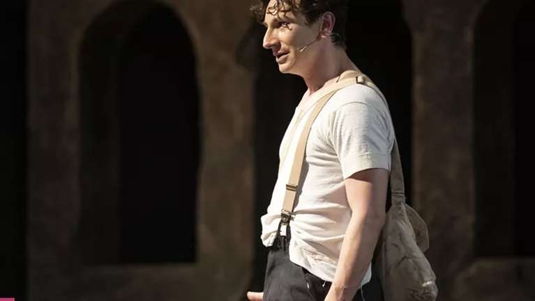 Η Μαίρη Μηνά φωτογραφίζει τον Μιχάλη Σαράντη μαζί με τη νεογέννητη κόρη τους