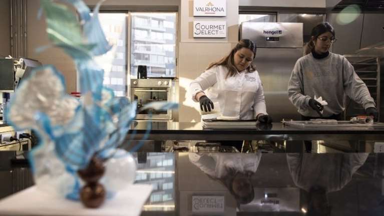 Βρετανία:  Ανοικτή επιστολή από 70 γυναίκες σεφ που καταγγέλλουν τον σεξισμό στις κουζίνες