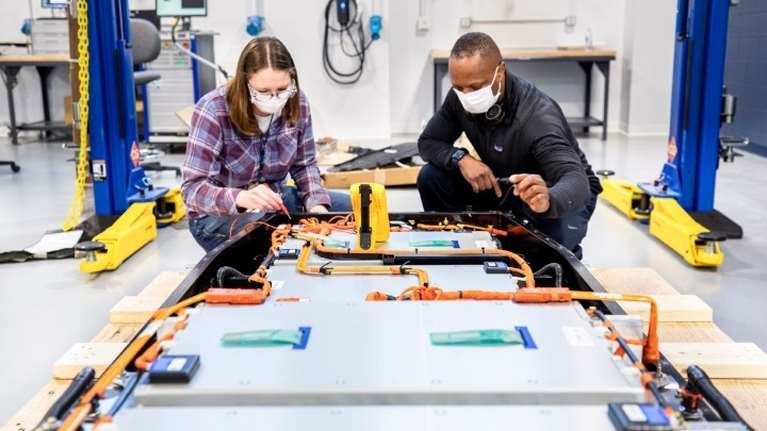 Η Ford επιταχύνει την έρευνα και εξέλιξη στον τομέα των μπαταριών