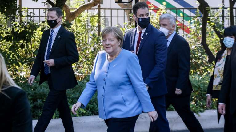 Με τα πόδια πήγε στο Μαξίμου η Μέρκελ: Την υποδέχθηκε μιλώντας στα γερμανικά ο Μητσοτάκης