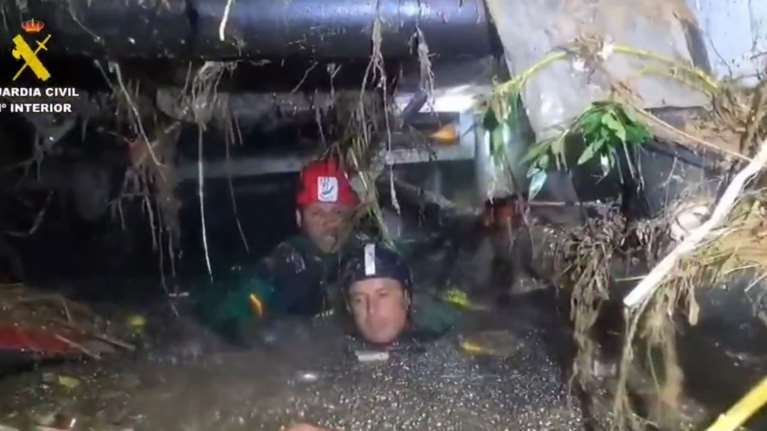 Ισπανία: Γυναίκα βγήκε ζωντανή μετά από 3 ημέρες που ήταν εγκλωβισμένη σε αυτοκίνητο - Έρευνες στα πλημμυρισμένα υπόγεια