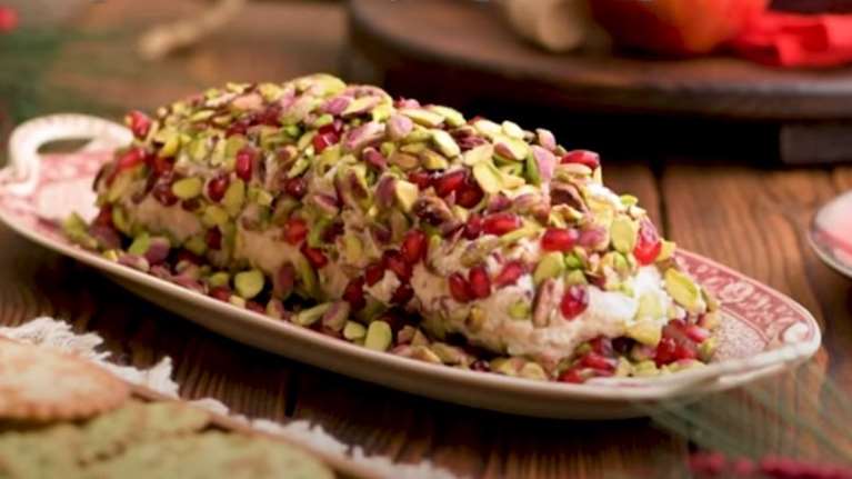 Μπαστούνι τυριού με φυστίκια Αιγίνης και ρόδι: Θα βάλει τη σφραγίδα στο γιορτινό τραπέζι