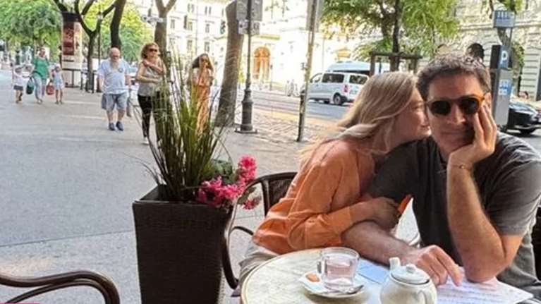 Κλέλια Ανδριολάτου και Χριστόφορος Παπακαλιάτης αγκαλιασμένοι στη Βουδαπέστη