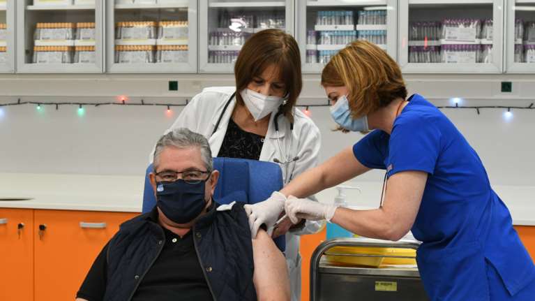 Στον Ευαγγελισμό εμβολιάστηκε ο Κουτσούμπας: Αναγκαιότητα ο μαζικός εμβολιασμός του πληθυσμού