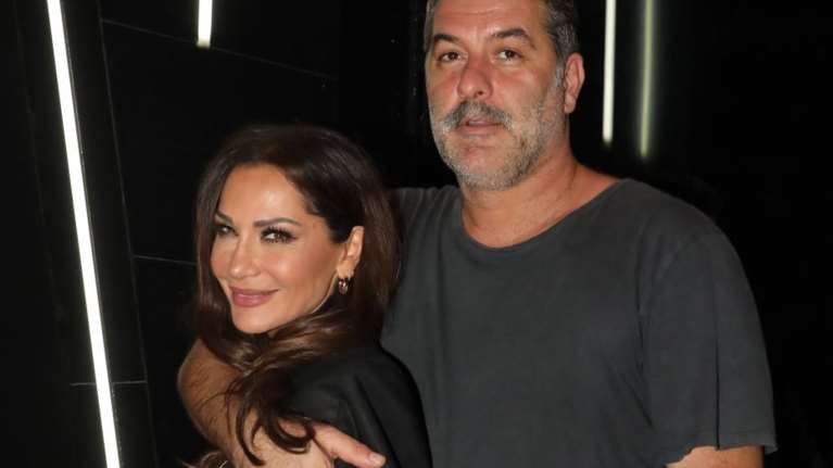 Chic στο κρύο η Δέσποινα Βανδή: Βόλτα με τον Βασίλη Μπισμπίκη - Το παλτό με γούνα και η Hermès τσάντα