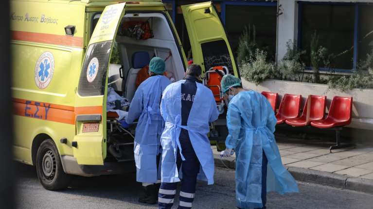 Κορονοϊός: Αύξηση 25% στις νοσηλείες τις τελευταίες 2 εβδομάδες - Φοβίζει η διασπορά του ιού μετά την επιστροφή από τις διακοπές