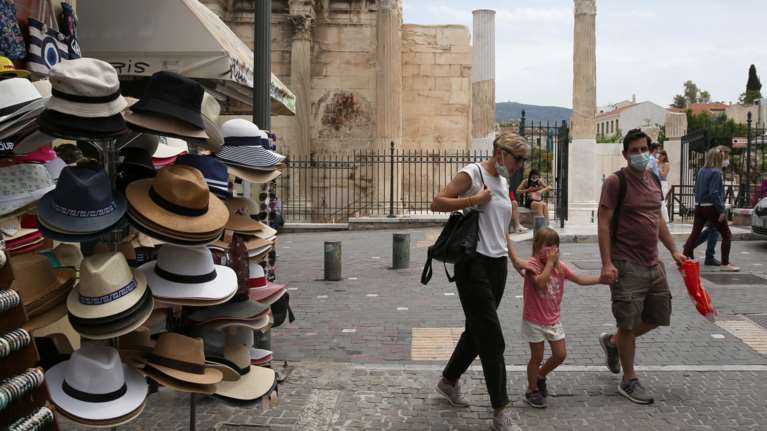 Αγίου Πνεύματος: Πώς θα λειτουργήσουν καταστήματα, σούπερ μάρκετ τη Δευτέρα - Τι ισχύει για δημόσιο, σχολεία, τράπεζες