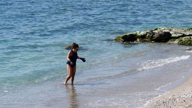 Πώς θα κάνουμε φέτος μπάνιο στη θάλασσα;- Απαντά ο καθηγητής λοιμωξιολογίας του ΑΠΘ Παύλος Νικολαΐδης