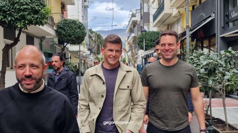 Σε καφέ στον Βόλο με τον Τάιλερ και τη Φάρλι ο Στέφ. Κασσελάκης - "Καυγάδισαν" γυναίκες για μια αγκαλιά [Εικόνες]