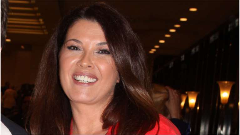 Σοφία Αλιμπέρτη: Η σπάνια εμφάνιση με τους δύο γιους της - Το total white σύνολο και το cozy φόρεμα