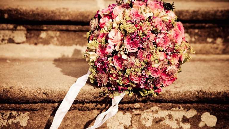 Σέρρες: Με σορτσάκι στα χιόνια έδωσε ανθοδέσμη για του Αγίου Βαλεντίνου