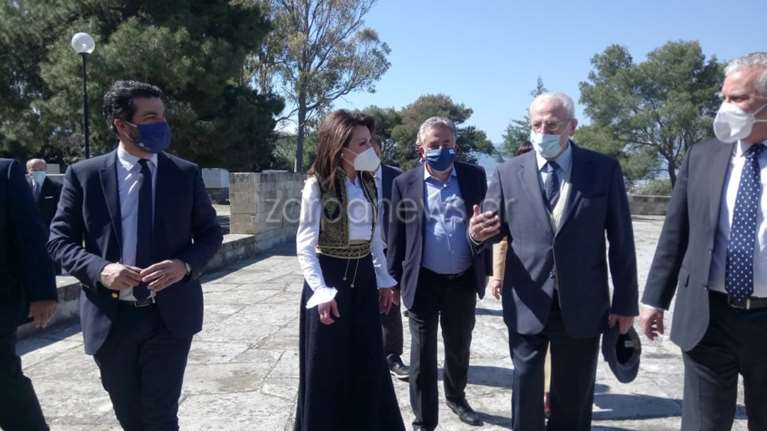 Χανιά: Με κρητική &quot;φορεσιά&quot; η Γιάννα Αγγελοπούλου στο μνημόσυνο των Βενιζέλων [Εικόνες]