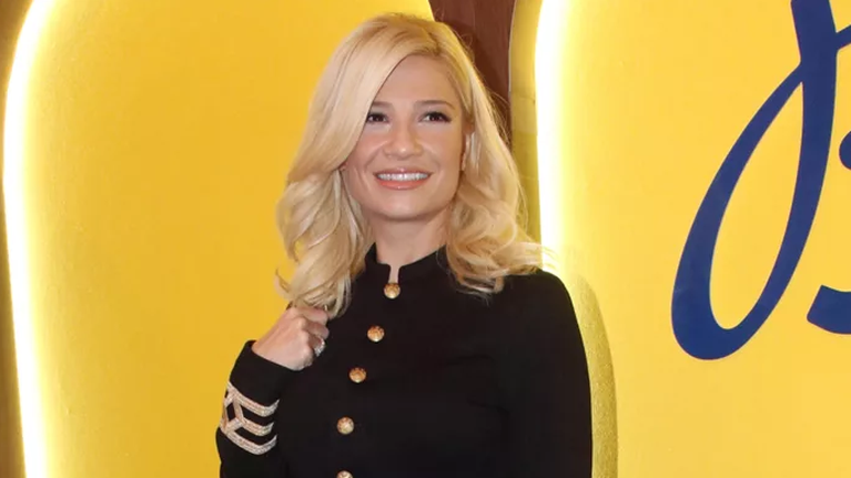 Η Φαίη Σκορδά μάς δείχνει τι εστί βραδινό ντύσιμο