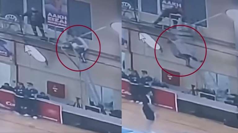 Γήπεδο Καλυβίων: Δημοσιογράφος έπεσε στο κενό από τη σκάλα του θεωρείου - Σάστισαν οι παίκτες [Βίντεο]