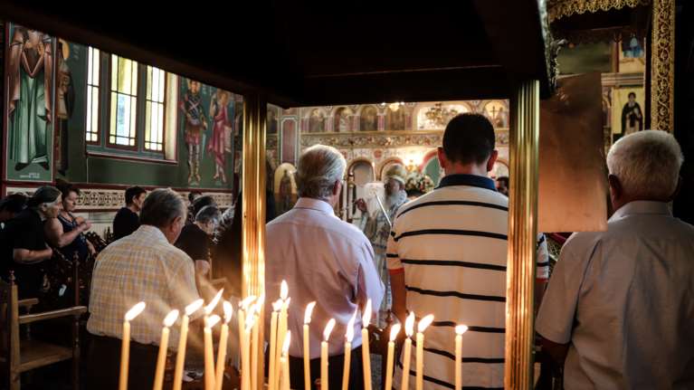 Λάρισα - Έφοδος της αστυνομίας σε ναό: Πρόστιμα και στο αυτόφωρο ο ιερέας