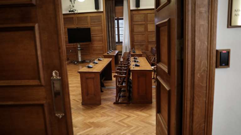 Σε εξέλιξη η συνεδρίαση της Προανακριτικής για τον Τριαντόπουλο: Εξώδικες δηλώσεις διαμαρτυρίας από τους συγγενείς των θυμάτων