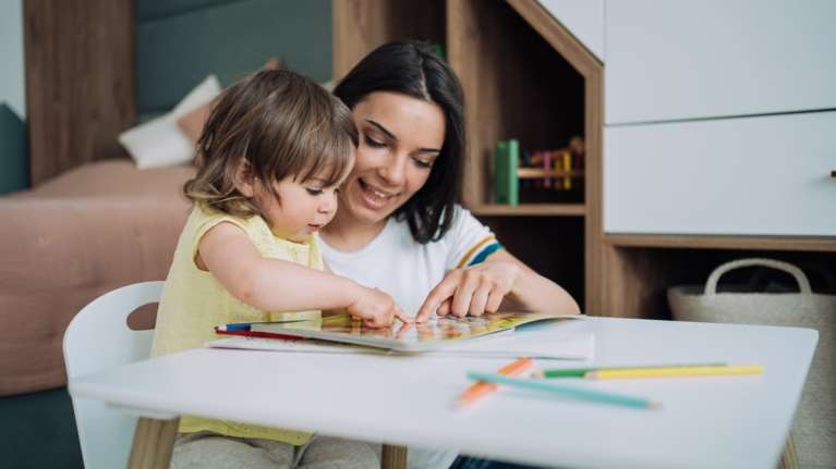 Νταντάδες της γειτονιάς: Άνοιξε η πλατφόρμα για τους γονείς - Ποιοι είναι οι δικαιούχοι