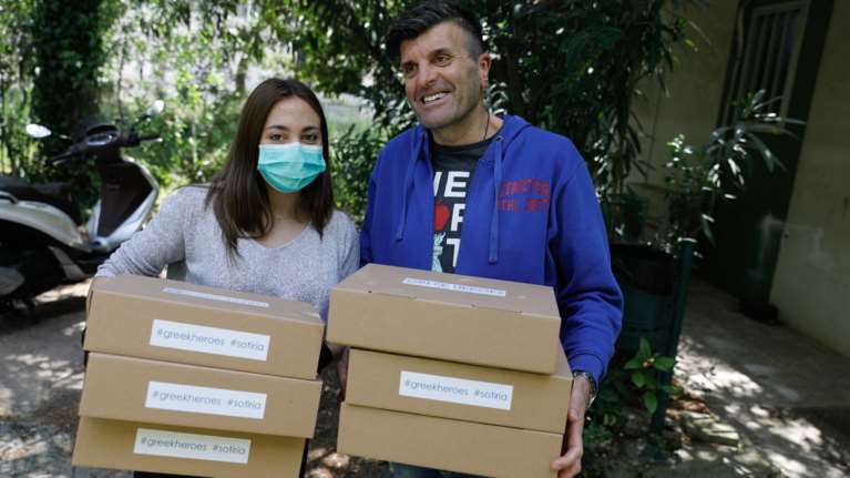 Η 16χρονη Κοραλία Χατζηγιαννάκη φτιάχνει και μοιράζει μάσκες- Τι είναι το &quot;The Greek Mask Project&quot;