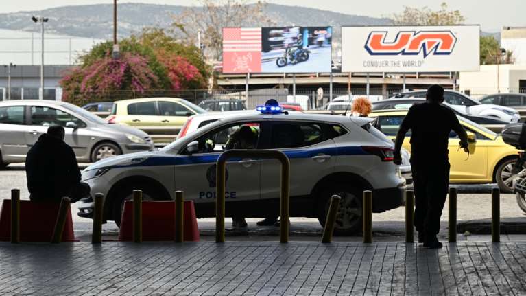 Πετρούπολη: &quot;Τρεις μπροστά βάραγαν και ένας πίσω μαχαίρωνε στα τυφλά&quot;  - Τι λέει ο πατέρας του 15χρονου για την επίθεση