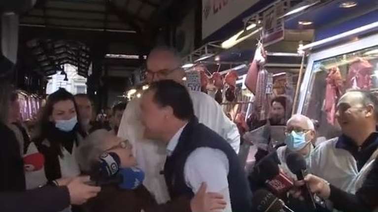 &quot;Κούκλος είσαι, κούκλος, σ’ αγαπώ&quot;: Η αποθέωση του Άδωνι Γεωργιάδη από ηλικιωμένη στη Βαρβάκειο [βίντεο]