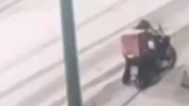 Οργή στο Twitter για ντελιβεράδες που παλεύουν στον χιονιά  - &quot;Μην παραγγέλνετε, βράστε κάνα αβγό Αντουανέτες&quot; [Βίντεο]