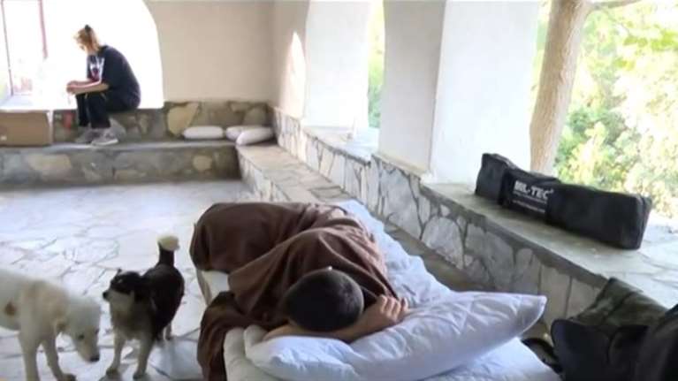 Βλοχός: Απίστευτες εικόνες - Κάτοικοι κοιμούνται στο νεκροταφείο, δίπλα στο οστεοφυλάκιο