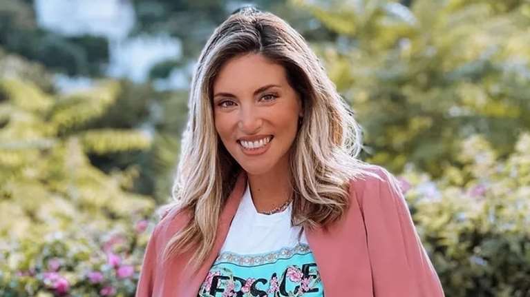 Η Αθηνά Οικονομάκου ποζάρει με εσώρουχα και εμείς "μετράμε" κοιλιακούς