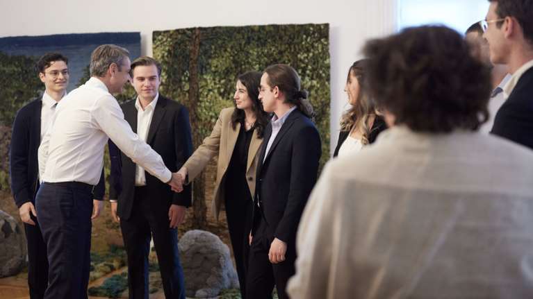 Συνάντηση Μητσοτάκη με την ελληνική ομάδα που πήρε χρυσό μετάλλιο  για το τεστ που ανιχνεύει το Πάρκινσον