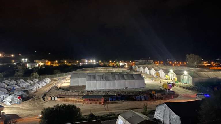 Επίσκεψη Μηταράκη στο παγωμένο ΚΥΤ του Καρά Τεπέ - Αναχωρούν για Γερμανία 30 οικογένειες προσφύγων