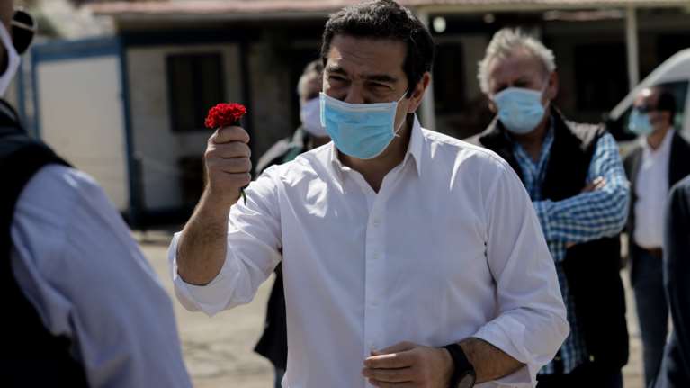 Ο Τσίπρας με μάσκα και γαρύφαλλο στο Πέραμα για την εργατική Πρωτομαγιά [εικόνες]