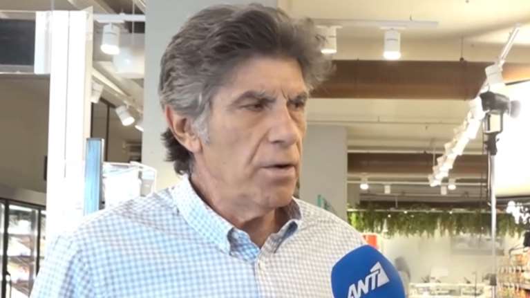 Ο Γιάννης Μπέζος μιλά για τον ρόλο του στη νέα κωμωδία που πρωταγωνιστεί