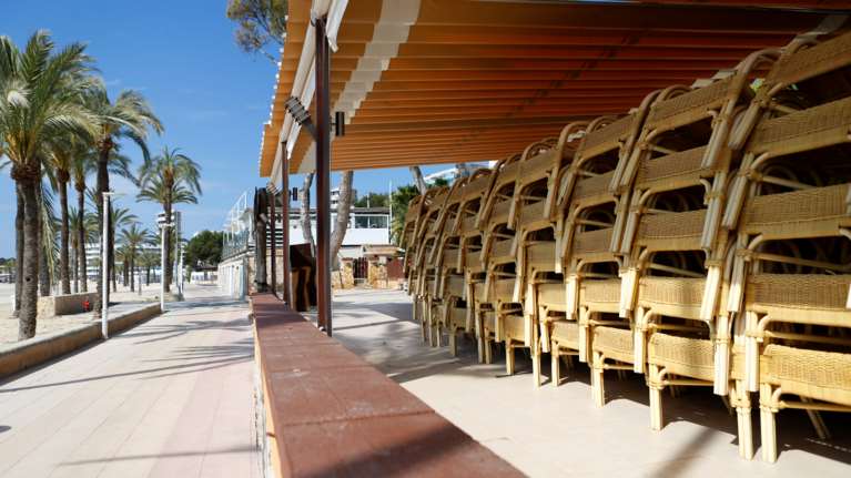 Ισπανία: Παραθαλάσσιες πόλεις οχυρώνονται για να εμποδίσουν την άφιξη τουριστών