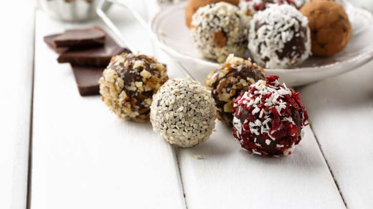 Ωμοφαγικά τρουφάκια φουντουκόπαστας: Το πιο υγιεινό γλυκό που μπορείς να φτιάξεις