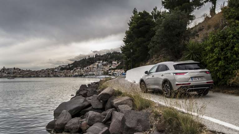 Με το DS 7 Crossback E-Tense 4x4 στον Πόρο
