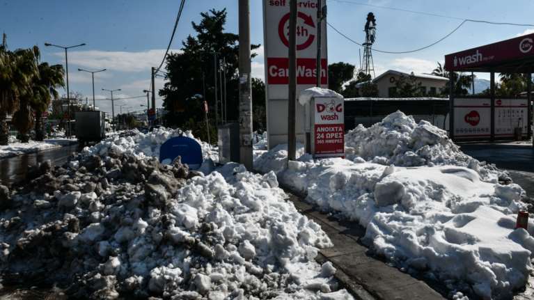 Ολοι οι Δήμαρχοι στο στόχαστρο για το χιόνι στους δρόμους, αλλά ο &quot;κόκκινος&quot; Δήμαρχος Χαλανδρίου…αγωνίζεται