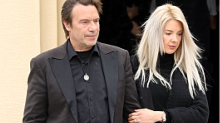 Στράτος Τζώρτζογλου: Ράκος στην κηδεία της μητέρας του - Στο πλευρό του η Σοφία Μαριόλα [Εικόνες]