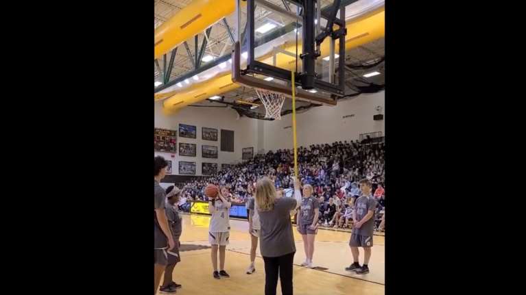 Τυφλή μαθήτρια βάζει καλάθι σε αγώνα μπάσκετ και το πλήθος παραληρεί - Δείτε πώς &quot;ακούει&quot; το καλάθι