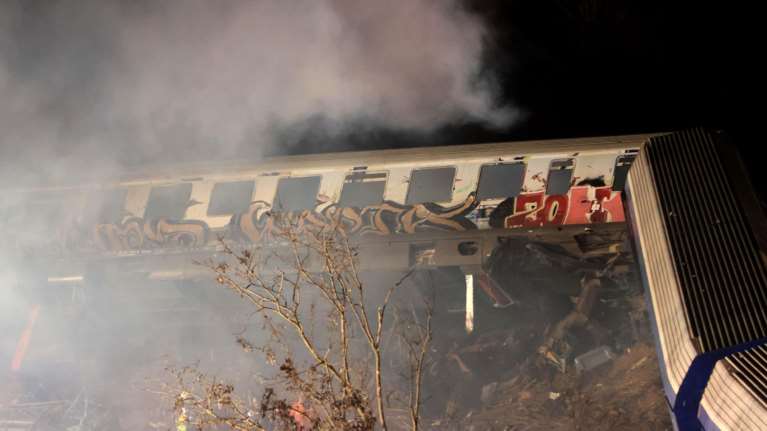 Σύγκρουση τρένων στα Τέμπη: Τα τηλέφωνα ανάγκης για τους συγγενείς επιβατών, τραυματιών και αγνοουμένων