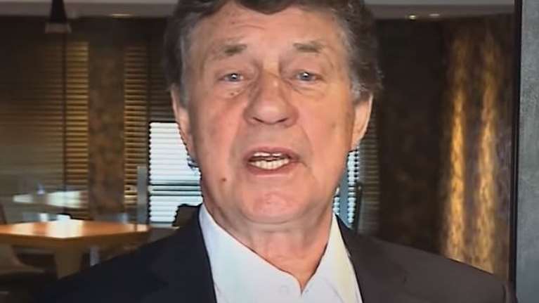 &quot;Happy Birthday Ελλάδα&quot;: Ο Ότο Ρεχάγκελ τραγουδάει για την επέτειο του Euro 2004 [Βίντεο]